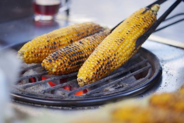 Koçanda ızgara mısır bir yaz etkinliğinde dışarıda yapılır..