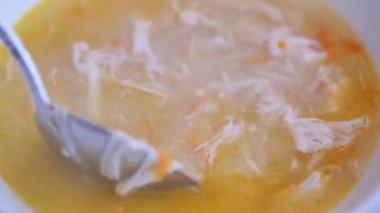 Havuçlu tavuk çorbası ve fırında doğranmış tavuk..