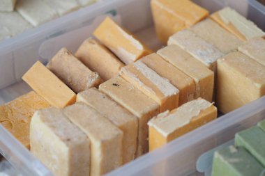 Çeşitli ev yapımı sabunlar temiz bir kutuda düzenlenir..