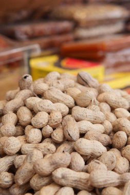 Güneşli bir günde pazarda fıstıklar üst üste yığılır..