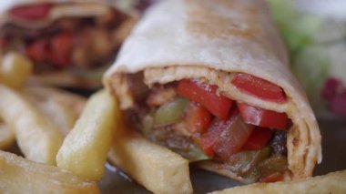 Tabakta biber ve patates kızartması var..