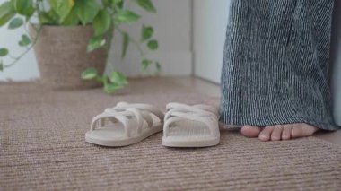 İnsan evdeki paspasın yanına sandalet giyer..