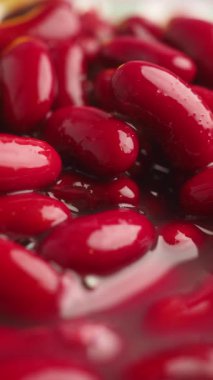 Kırmızı böbrek fasulyeleri suyla dolu bir kasede gösterilir..