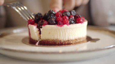 Böğürtlenli cheesecake dilimlenmiş..