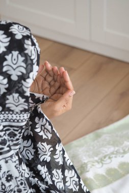 Müslüman bir kadının dua edişinin arka görüntüsü .