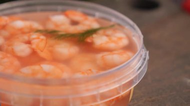 Karides hazır ve temiz bir konteynırda saklanıyor..