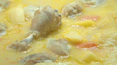 Tavuk ve sebzeler ocakta birlikte pişiriliyor..