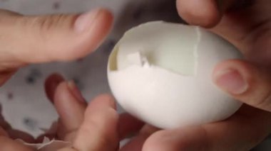 Elleri mutfakta yumurta kırarken görülüyor. Yemek yapmak için..