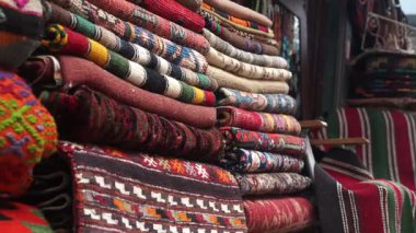 Birçok tekstil işlek bir pazar alanında satışa sunulmuştur..