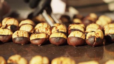 Kestaneler açık hava pazarında ateşte kızarıyor..