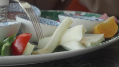 Restoranda servis edilen taze sebze ve peynir..