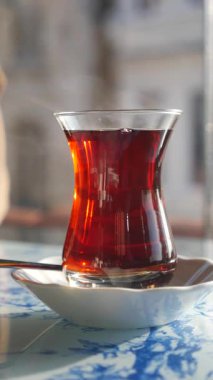 Sıcak bir kafede sıcak bir içecekle Türk çayının tadını çıkarıyorum..