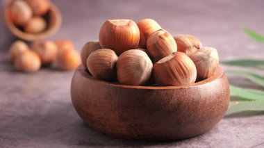 Fındıkları evde pişirmek ve pişirmek için basit adımlarla hazırlamayı öğrenin..