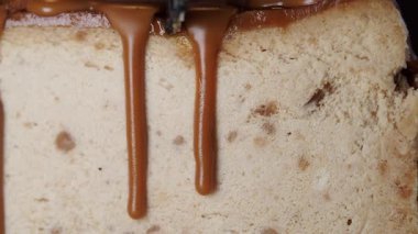 Yakından bakınca kenarlarından karamel damlayan bir pasta görünüyor..