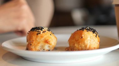 El Beyaz Tabak 'tan Altın Kahverengi Pasta Almak,