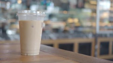 Yoğun bir kafede sabah saatlerinde buzlu kahve bir masada oturur..