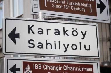 İstanbul 'da Karaköy Sahilyolu adında bir sokak tabelası görülüyor..