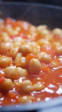 Nohutlar fırında domates ve baharatla pişiriliyor..