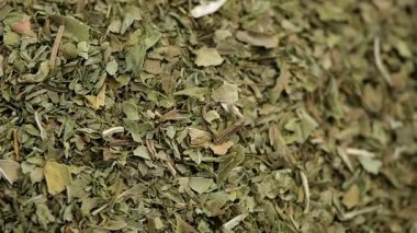 Kurutulmuş yeşil otların ve baharatların yakın çekim dokusu.