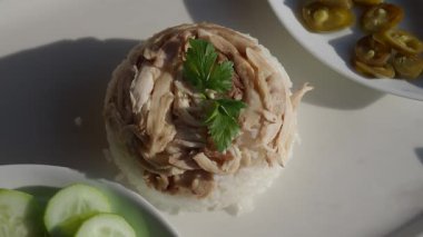 Tavuklar pirinç yatağında sebze dilimleriyle servis edilir..