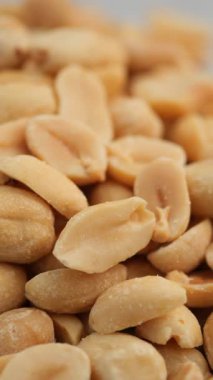 Düz bir yüzeye serilmiş çeşitli fıstıkların yakın görüntüsü.