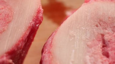 Kesme tahtasındaki İşlenmemiş Kemik iliğine yakın çekim.