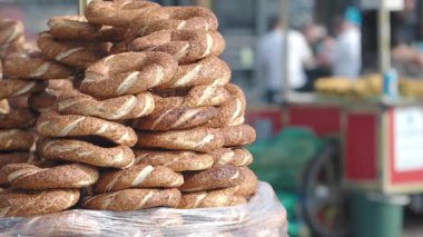 Taze Türk maymunu sabahları markete yığılır..
