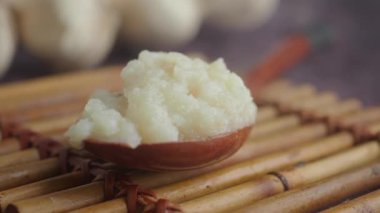 Tahta kaşıkta sarımsak ezmesi yakın plan. .