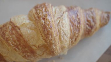 Basit adımlar ve malzemelerle ev yapımı kruvasan yapmayı öğren..