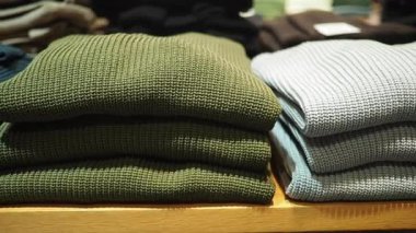 Kazaklar bir mağazanın ahşap rafında düzgünce istiflenir..