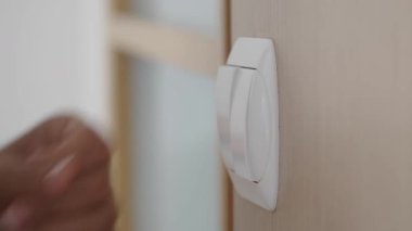 Kadın parmağı düğmeye basıyor.