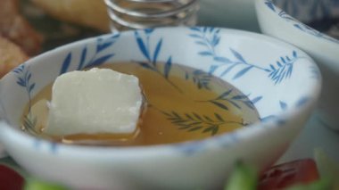 Bal, bir parça peynirle küçük bir tabağa konur..