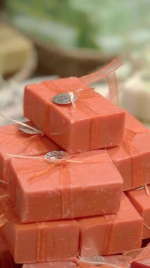 El yapımı turuncu sabunlar bir market standında düzgünce dizilmiş..