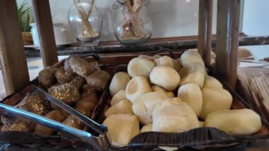 Bir kafede farklı türde fırınlanmış yiyecekler sepete konur..