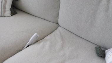 Oturma odasındaki koltuk minderleri arasında uzaktan kumanda bulundu..