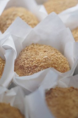 Pişmiş mallar, müşteriler için bir tepsinin içine kağıt kaplara konur..