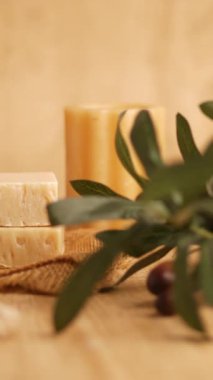 El yapımı sabun ve masada zeytin dalı. ,