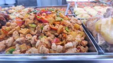 Sergide tavuk ve renkli sebze karışımı servis ediliyor..