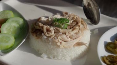 Yerel bir lokantada salatalıklı ve acılı tavuklu pilavın tadını çıkar..