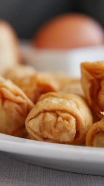 İnsanlar küçük bir restoranda kızarmış ekmek ve yumurta yiyorlar..