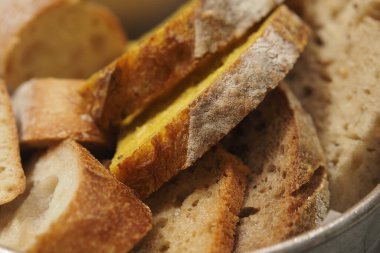 Farklı ekmek dilimleri bir kasede bir araya getirilir..