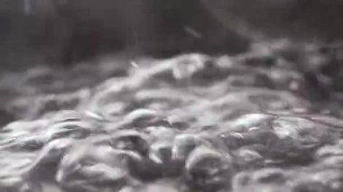 Su ocakta kaynıyor, kabarcıklar yükseliyor ve patlıyor..