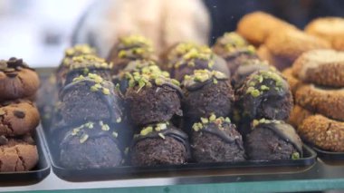 Pastanede fındıklı ve çikolatalı çeşitli tatlılar var..