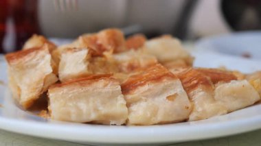 İstanbul 'da bir kafede insanlar tatlı baklava dilimleri yiyorlar.