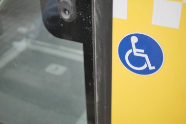 Otobüs ya da nakliye aracının kapısında tekerlekli sandalye girişi var.
