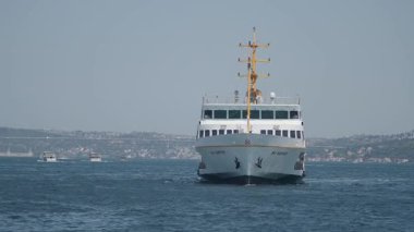 Güneşli bir günde İstanbul 'da insanlar feribot yolculuğuna çıkarlar..