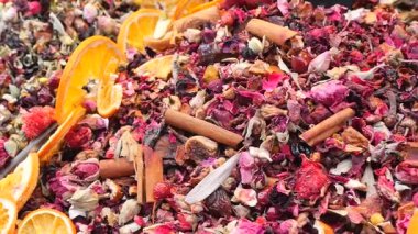 Portakal Dilimleri ve Baharatlarla Kurutulmuş Çay Harmanının Yakın Çekimi,