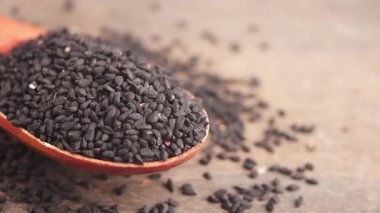 Siyah kimyon kaşık üzerinde.