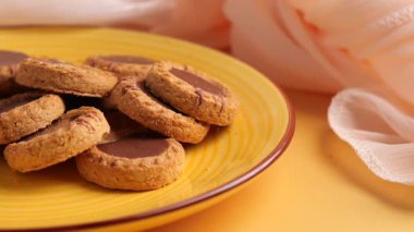 Kurabiyeler, içini gösteren sarı bir tabağa konur..