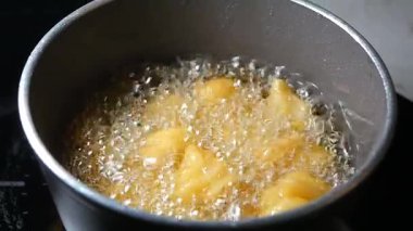 Altın Çörekler Kızgın Yağda Kızartılıyor.